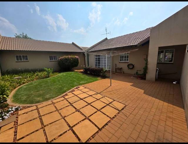 2 BEDROOM TOWNHOUSE FOR SALE IN GLEN MARAIS